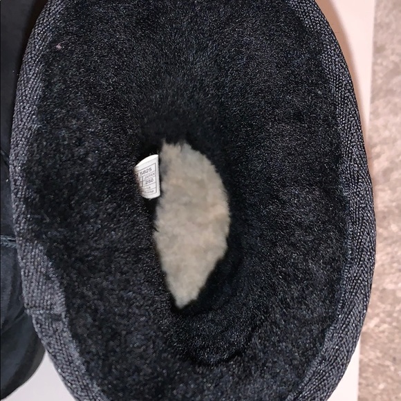 Ugg Classic Short Boots - Picture 3 of 5